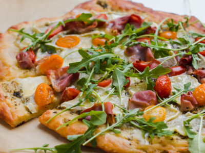 keto grilled pizza with arugula