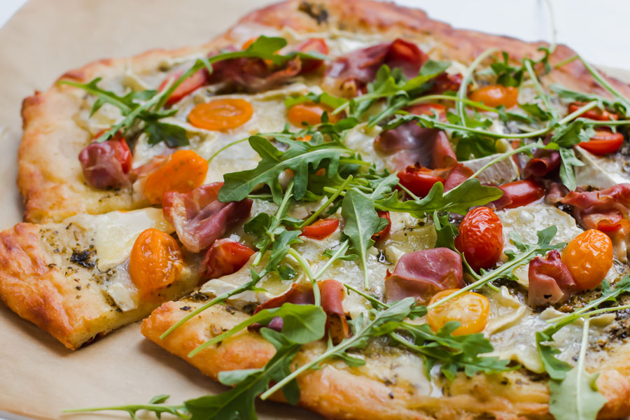 keto grilled pizza with arugula