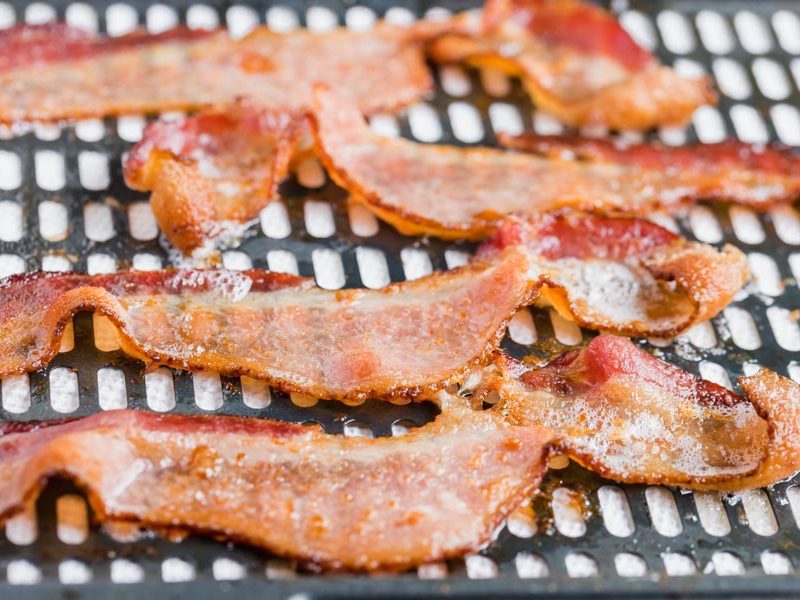 https://www.ketofocus.com/wp-content/uploads/air-fryer-bacon-1-800x600.jpg