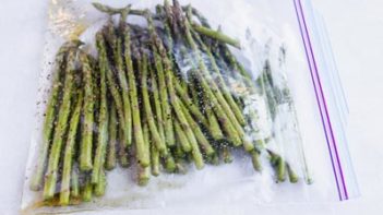asparagus spears in a ziploc bag