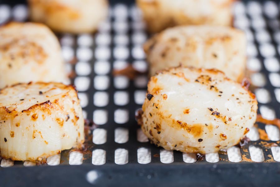 cooked scallops on an air fryer tray