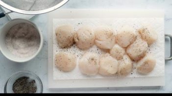 raw seasoned scallops on a paper towel