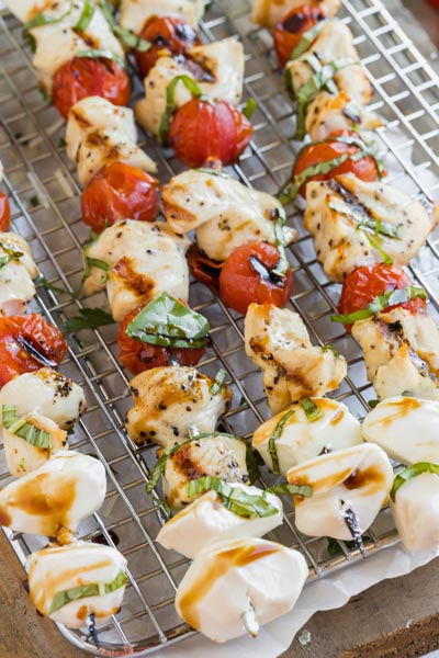 chicken caprese skewers with mozzarella, chicken and tomatoes