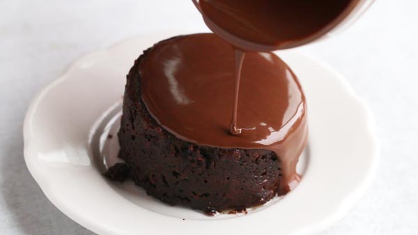 drizzling chocolate glaze on top a sugar free cake