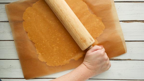 rolling out pie crust with a rolling pin