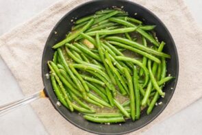 cooked green beans with garlic and butter