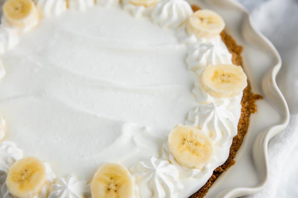 banana slices line a sugar free banana cream pie