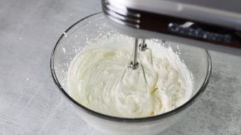 whipping whipped cream with an electric mixer