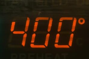 a red 400 degree led temperature reading on an oven.