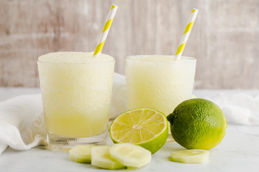 skinnhy margaritas with lime and cucumber slices