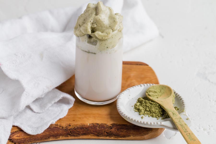 powdered green tea next to a keto matcha latte