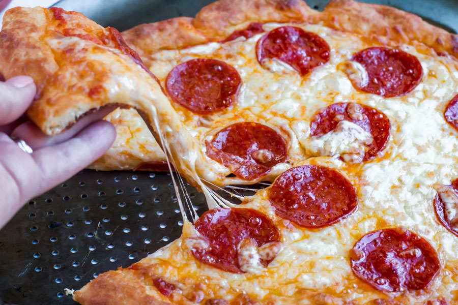 cheesy keto pepperoni pizza