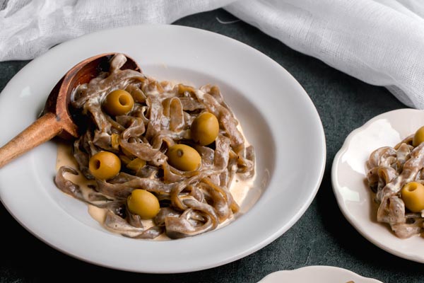 creamy garlic alfredo with keto pasta