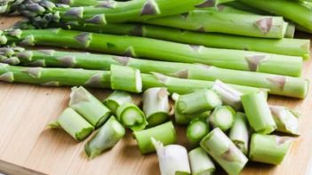 asparagus spears with the ends cut off