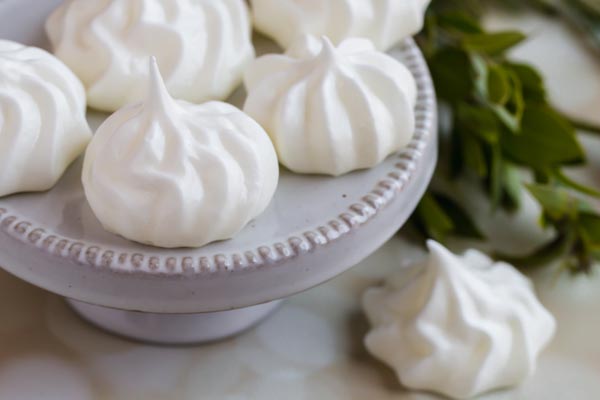 star shaped meringue cookies on a mini stand