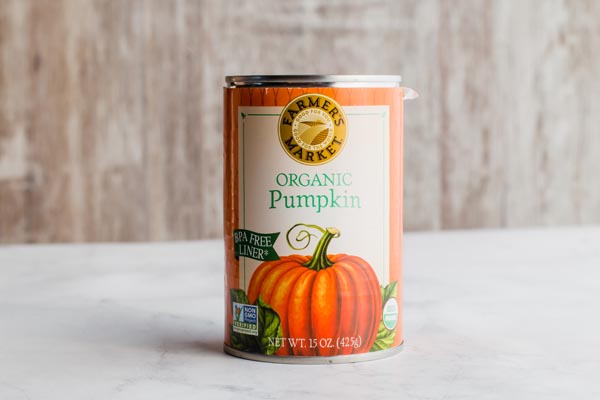 a can of pumpkin puree