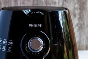 a black philips air fryer