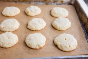 baked keto macadamia nut cookies