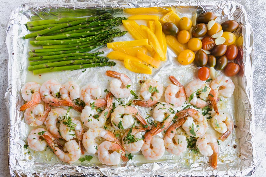 sheet pan dinner with shrimp, asparagus, bell pepper and cherry tomatoes