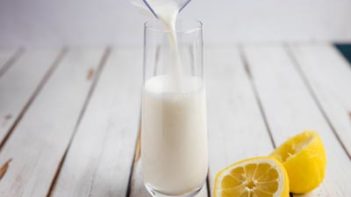 pouring frozen lemonade into a milkshake glass