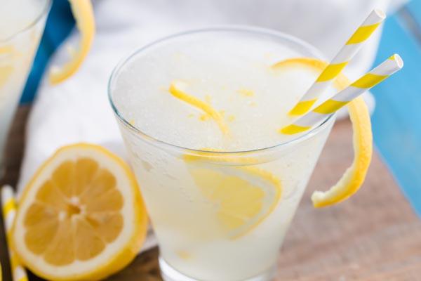 vodka lemonade cocktail with a lemon slice in it