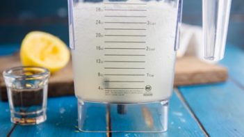 blended keto lemonade with vodka in a blender