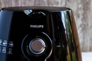 A black Philips air fryer with the dial.